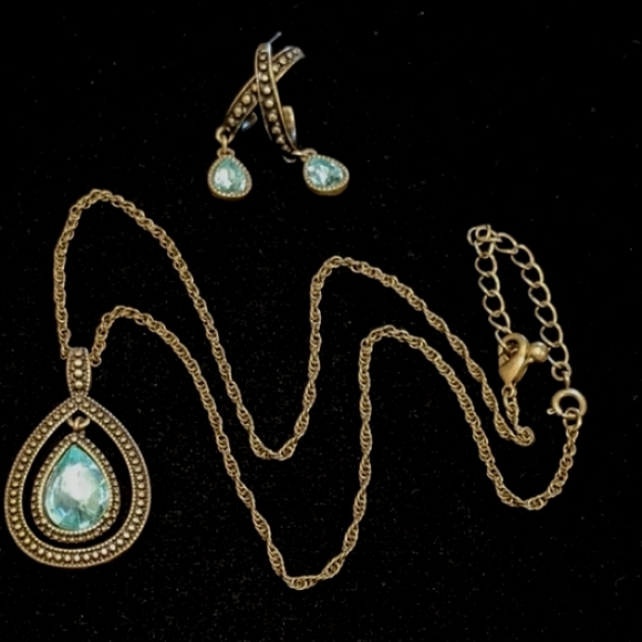 SET of 2: Avon Blissful Blues Necklace & Earrings - Picture 6 of 14